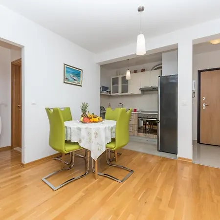 Neno Appartement Makarska